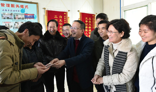 1月26日，太原市尖草坪区总工会外来务工人员服务中心的工作人员在为农民发放追回的工资。