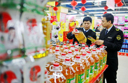 1月27日，河北省邢台市食药监局执法人员对一家超市销售的桶装食用油进行检查。春节将至，河北省邢台市食品药品监督管理局组织执法人员开展节前市场专项大检查，对商场、超市、农贸市场销售的各类食品严检细查，切实把好商品市场准入关，维护春节期间市场消费安全稳定。