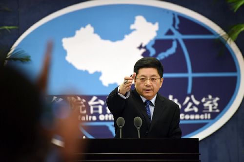 1月27日，国务院台办发言人马晓光在发布会上邀请记者提问。当日，针对新当选的台湾地区领导人蔡英文日前就“九二共识”作出的表态，国务院台办发言人马晓光在例行新闻发布会上重申，“九二共识”是两岸关系和平发展的政治基础，其核心意涵是两岸同属一个中国。只有继续坚持和维护好共同的政治基础，两岸关系和平发展才能够行稳致远。