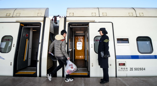 1月27日，乘客在东侧始发站珲春站登车。新华社记者 王昊飞 摄