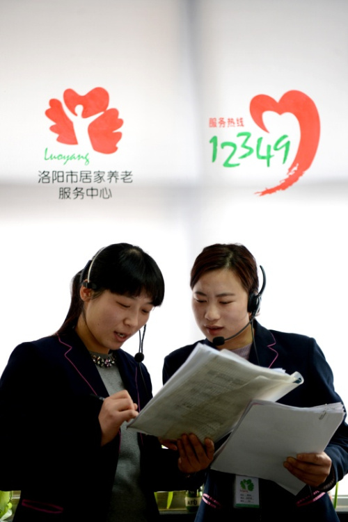 1月27日，洛阳市居家养老服务中心的工作人员在核对老人的登记信息。近年来，作为全国养老服务业综合改革试点城市，河南省洛阳市积极探索创新养老服务发展模式，采取“管办分离、委托运维”的形式，建设运营12349居家养老信息服务平台，为老年人相继开通名医问诊、家政服务、生活帮助、紧急救助等服务，打造10分钟智慧养老服务圈，初步形成“互联网+照护服务”、“互联网+移动医疗”、“互联网+老年金融”等特色智慧养老服务，满足老年人个性化的养老服务需求。目前，入网老人达81万人，签约服务商家500余家，年呼叫量超过300万次。新华社记者 朱祥 摄