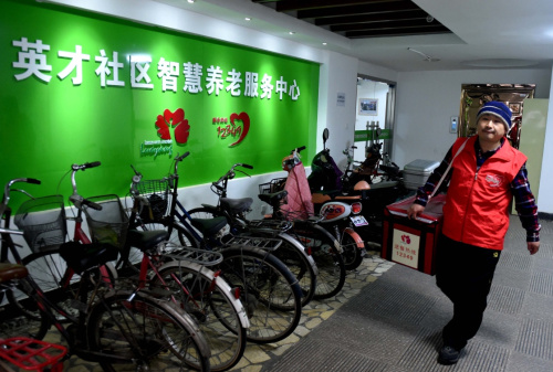 1月27日，洛阳市英才社区智慧养老服务中心的工作人员为附近的老人提供送餐服务。新华社记者 李安 摄