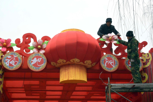 1月28日，在济南市趵突泉公园，两名工作人员在安装花灯。春节临近，位于济南市趵突泉公园内的趵突泉迎春花灯会正在紧锣密鼓地准备中。今年的趵突泉迎春花灯会围绕“金猴献瑞满城春”主题，分“金猴闹春”“福满泉城”“古韵济南”“泉心泉意”4个部分，共37组花灯，亮灯的时间为农历正月初一到正月二十。新华社记者 徐速绘 摄