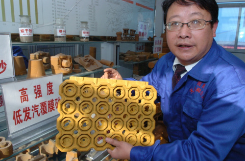 河北承德市围场满族蒙古族自治县某企业职工秦升旺在展示他研发的硅沙干擦专利技术生产的产品（1月27日摄）。河北省首家职工技术创新成果交易中心于2015年5月在承德市围场满族蒙古族自治县总工会挂牌，交易中心依托现代多媒体网络信息技术，搭建职工技术创新成果交易平台，收集职工的技术创新成果，构建大数据库，通过互联网向企业和社会发布，积极促成知识产权交易和创新成果转化，大大激发职工“全民创业、万众创新”。截至目前，交易平台共收集职工创新成果229项，完成创新成果交易14项，交易额达到86万元。新华社记者 王广壮 摄