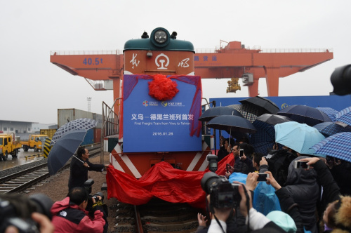 1月28日，在浙江义乌火车西站，嘉宾为“义乌—德黑兰”首发班列揭幕。当日，“义乌—德黑兰”首趟班列满载浙江义乌出口的小商品，从义乌鸣笛启程。这趟班列将从新疆阿拉山口出境，途经哈萨克斯坦、土库曼斯坦，奔赴伊朗首都德黑兰。这是首列从中国开往中东的铁路集装箱货运班列。新华社记者 黄宗治 摄