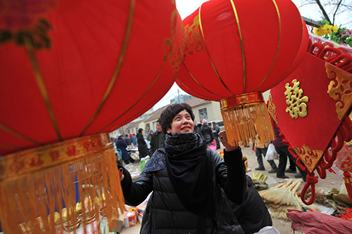 1月28日，市民在山东省青岛市泊里年货大集上选购红灯笼。