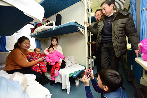 1月28日，乘坐“幸福列车”的旅客在车上留影。