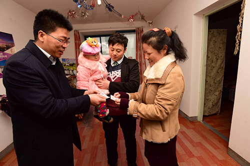 1月27日，工作人员将“幸福列车”车票送到在沪务工的陕西籍务工人员家中。