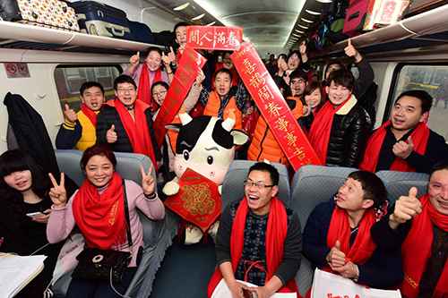 1月28日，“幸福列车”工作人员为旅客赠送新春大礼包。1月29日凌晨，在上海、江苏等地务工的600多名陕西籍农民工乘坐“幸福列车”抵达西安站，欢欢喜喜回家过年。据悉，为确保陕西籍务工人员顺利、平安回家过年，陕西省政府会同西安铁路局等单位专程开出该趟“幸福列车”，免费接陕西籍农民工回家过年。