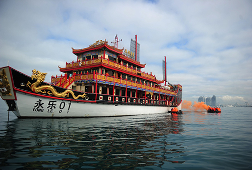 1月29日，在海南三亚市情人湾海域进行的旅游船海上弃船演习中，“船员”撤离旅游船。当日，海南省三亚市2016年旅游船海上弃船演习在情人湾海域举行，相关部门进行了救生筏布放、旅客逃生、海上救援等科目的演习，以检验三亚辖区海上应急力量的协调配合能力，提高辖区旅游客船企业对应急事件的处置能力，积极备战春节旅游黄金周。