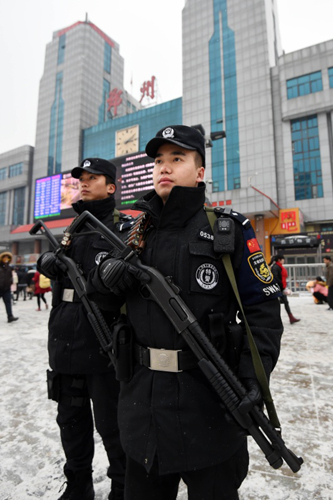 1月30日，特警队员在郑州火车站执勤。
