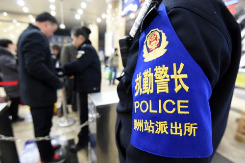 1月30日，郑州铁路公安局干警在郑州火车站进站口安检处执勤。当日，郑州火车站迎来节前客流小高峰。为保证旅客顺利安全返乡过年，郑州铁路公安局共出动民警、特警、协警、安检队员400余人在郑州火车站巡逻值勤，维持秩序。