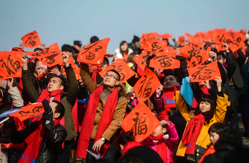 2月2日，100多名外来务工人员在塘栖古镇的古桥“广济桥”上合影留念，他们即将坐上包车回家乡过春节。当日，浙江省杭州市余杭区塘栖古镇的150名外来务工人员踏上返乡过春节的旅程。塘栖镇政府为表达对这些务工人员的谢意，专门安排了多辆大巴车，把他们送回安徽、云南等地与家人团聚过年，同时还为他们准备了“福”字和新年礼包，让这些外来务工人员带着古镇温暖的情谊踏上回乡之路。新华社记者 徐昱 摄