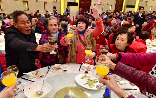 2月2日，在“红十字爱心年夜饭”活动现场，困难家庭代表们共同举杯。当日，600多名来自福州城区的孤寡老人、孤儿等共聚一堂，参加“红十字爱心年夜饭”活动。他们每人还获得一份价值200多元的“爱心年货大礼包”。据统计，福建省红十字会已经连续18年在元旦、春节期间开展“红十字博爱送万家”活动，共筹集人道救助慰问物资价值7080多万元，受益群众22.08万户78万余人。新华社记者 魏培全 摄