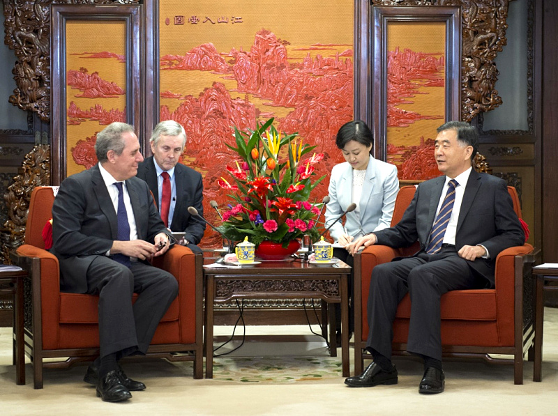 2月2日，中国国务院副总理汪洋在北京中南海紫光阁会见来访的美国贸易代表弗罗曼一行。新华社记者 王晔 摄