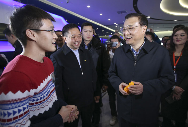 李克强2月2日在智慧宁夏综合展示中心，接受了一个自主研发3D打印创客团队送上的橙色小猴模型和猴年新春祝福。得知团队负责人还是大四学生，总理说，大学生有创业想法和实践很好，但学习是第一位的。只有把学业基础打扎实，将来创业空间才更广。