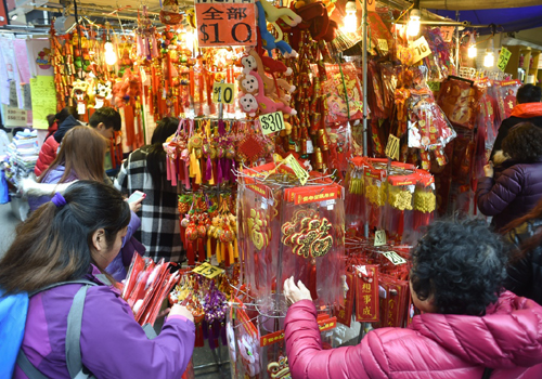 2月2日，市民在香港一处年宵市场购买新春装饰。新华社发（伍永健 摄）