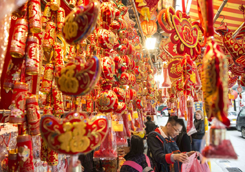 2月2日，市民在香港一处年宵市场购买新春装饰。春节临近，五彩缤纷的新春装饰在香港的街头和商场纷纷亮相，营造出浓厚的节日气氛。新华社记者 吕小炜 摄
