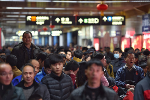2月2日，旅客在深圳火车站等待进站上车。记者从深圳火车站了解到，截至2月2日18时，春运10天以来，深圳站、深圳东站累计发送旅客115万人次，日均发送旅客超11万人次。受到北方天气影响，部分列车晚点，但未出现众多旅客滞留状况。