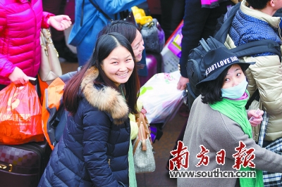 3日，广州火车站广场秩序明显改善，乘客有序进站。南方日报记者 李细华 摄