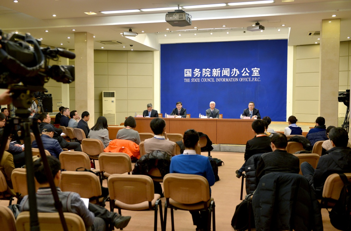 2月5日，国务院新闻办公室举行国务院政策例行吹风会，请科技部副部长阴和俊、国家工商总局个体私营经济监管司司长赵刚、国家发改委高技术产业司副巡视员沈竹林（左二至四）介绍大力发展众创空间推动科技创新服务于实体经济转型升级的有关情况，并答记者问。新华社记者 李鑫 摄