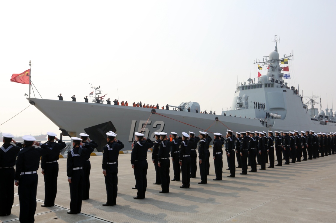 2月5日，在浙江舟山某军港，海军官兵向152舰艇编队的官兵敬礼，欢迎编队载誉归来。当日，历时309天、航程5.23万海里、横跨3大洋5大洲、访问16国18港……由海军济南舰、益阳舰和千岛湖舰组成的152舰艇编队圆满完成亚丁湾、索马里海域护航和环球访问任务，返回浙江舟山某军港。152舰艇编队2015年4月3日赴亚丁湾、索马里海域执行护航任务，共为39批90艘中外船舶护航。护航任务结束后，编队未经休整直接转入环球访问任务，横跨印度洋、大西洋、太平洋，先后访问苏丹、埃及、丹麦、芬兰、瑞典、波兰、葡萄牙、美国、古巴、墨西哥、东帝汶、印尼等16个国家，与埃及、丹麦、法国、美国、澳大利亚、印尼等6国海军举行了海上联合演习。新华社记者 曾涛 摄