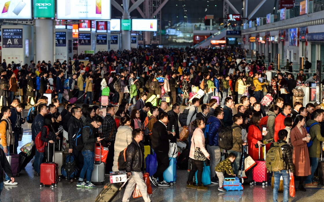 2月5日,列车进出深圳北站.