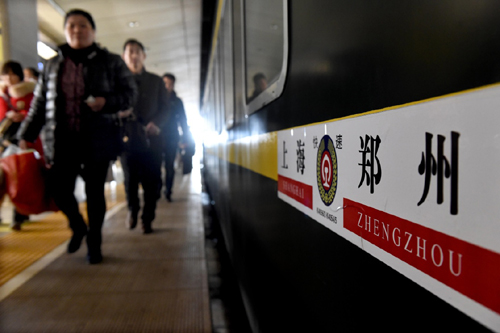 2月6日，旅客在郑州火车站进站乘车。