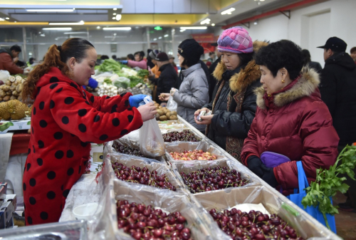 2月7日，市民在北京东城区一家菜市场选购水果。新华社记者 罗晓光 摄