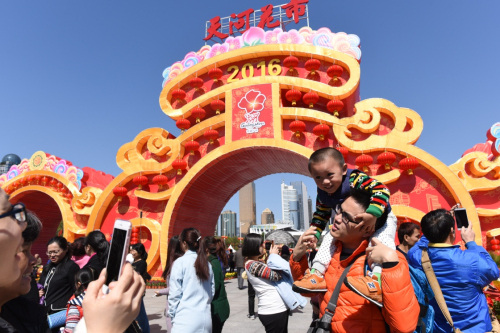 2月7日，市民在广州天河花市逛街买花。当日是农历除夕，广州市民在各花市购买花卉，喜迎新春佳节。新华社记者 卢汉欣 摄