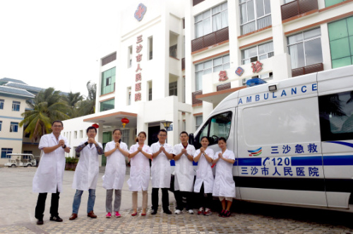三沙市人民医院工作人员在永兴岛上向全国人民拜年（2月6日摄）。春节前夕，海南省三沙市永兴岛上的军警民向全国人民拜年，送上他们的新春祝福。新华社记者 杨冠宇 摄