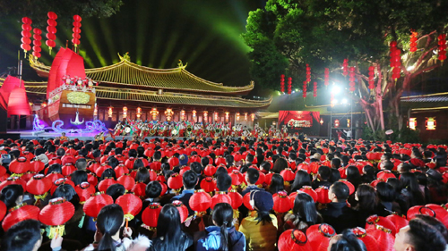 2月7日晚，在央视春晚泉州分会场，演员们表演歌曲《美丽中国走起来》。新华社发（张九强 摄）