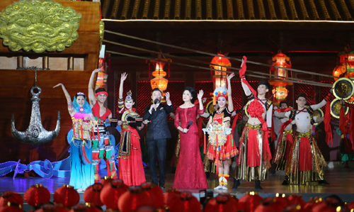 2月7日晚，央视春晚泉州分会场的主持人和演员们向全国人民拜年。2016央视春晚特别设置了东西南北四大分会场，分别是东部分会场福建泉州，西部分会场陕西西安，南部分会场广东广州，北部分会场内蒙古呼伦贝尔。四大分会场与主会场同唱一首歌，实现“东西南北中、全民大联欢”。新华社发（张九强 摄）