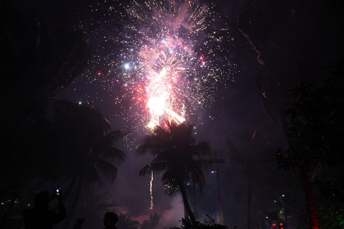 2月8日，零点刚过，绚丽的烟花点亮了三沙市的夜空，迎接猴年的到来。