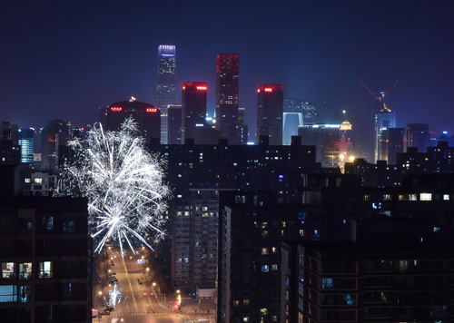 2月7日，烟花绽放在北京东三环一带。当天是传统的除夕，京城夜空中，美丽的烟花此起彼伏。