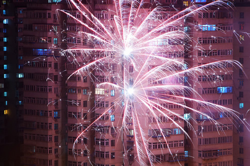 2月7日，美丽的烟花点亮北京的除夕夜，迎接农历猴年的到来。