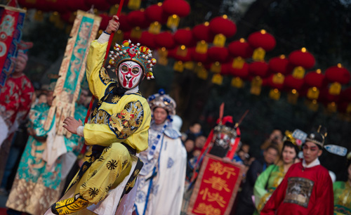 2月8日，“金猴闹春”表演在成都武侯祠大庙会上演。当日是农历大年初一，各地群众通过多种方式祈福许愿，迎接农历新年。