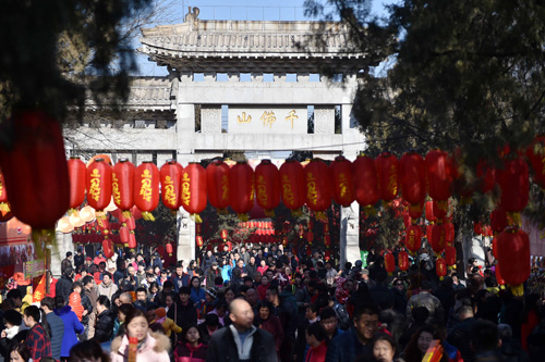 2月8日，济南千佛山张灯结彩，新春传统祈福会吸引了数万市民登山许愿。