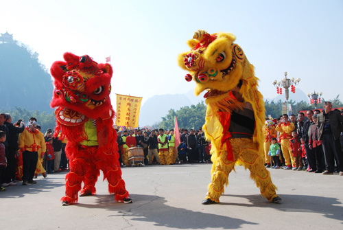 2月8日，在广西贺州市八步区，人们在舞狮欢庆新春佳节。