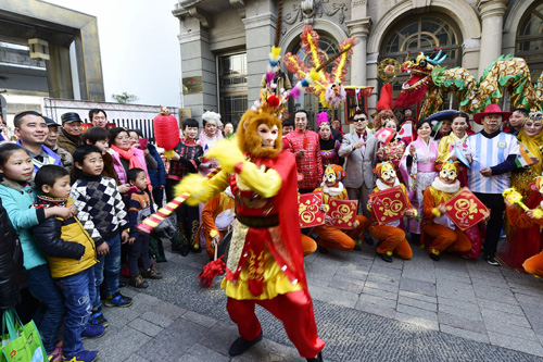 2月8日，在浙江杭州清河坊历史街区，“美猴王”率领巡游队伍表演送福。