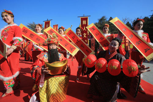 2月8日，在河南省开封市翰园碑林举办的祭祖大庙会上，演员在表演文艺节目。