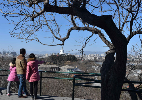 2月8日，几名游客在景山公园游玩，远处的风景一目了然。当日是大年初一，北京天气良好，迎来“春节蓝”。