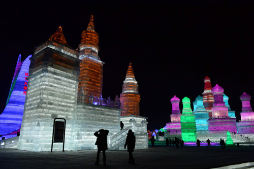 2月8日，游客在哈尔滨冰雪大世界园区内游玩。当日是大年初一，哈尔滨冰雪大世界各色亮丽的冰雕吸引了众多来自国内外的游客前来观赏。