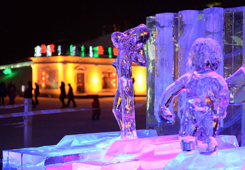 这是哈尔滨冰雪大世界园区内展示的冰雕（2月8日摄）。