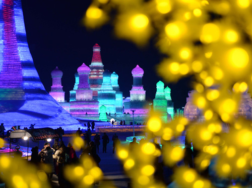 2月8日，游客在哈尔滨冰雪大世界园区内游玩。