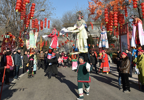 2月9日，演员们在太原市动物园进行传统“背棍”表演。春节期间，太原市动物园举办2016年春节庙会，背棍、铁棍、太原锣鼓等20多项民间传统表演为游客们献上了精彩的节日盛宴。新华社发（曹阳 摄）