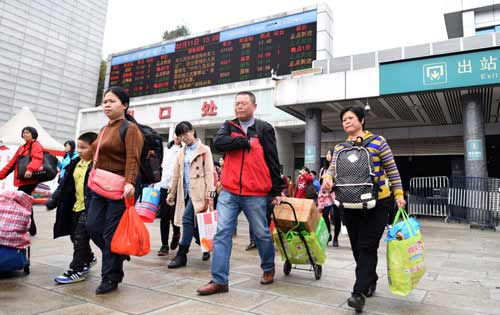 2月11日，旅客走出广州火车站。当日是正月初四，记者从中国铁路总公司获悉，全国铁路预计发送旅客769万人次，预计加开旅客列车346列，其中跨铁路局中长途旅客列车117列，铁路局管内旅客列车229列。新华社记者 卢汉欣 摄