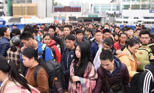 2月11日，旅客走出广州火车站。新华社记者 卢汉欣 摄