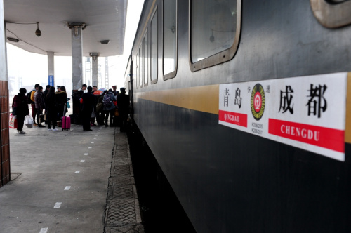 2月11日，旅客在河南南阳火车站准备乘车。新华社发（冯大鹏 摄）