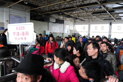 2月11日，旅客在河南南阳火车站检票进站。新华社发（冯大鹏 摄）
